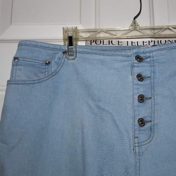 PLUS Women's L.A. Blues Denim Capris (111) - Picture 3 of 4